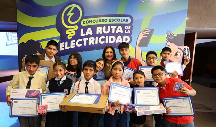 Premian a 12 escolares de Lima y provincias que ganaron concurso escolar 